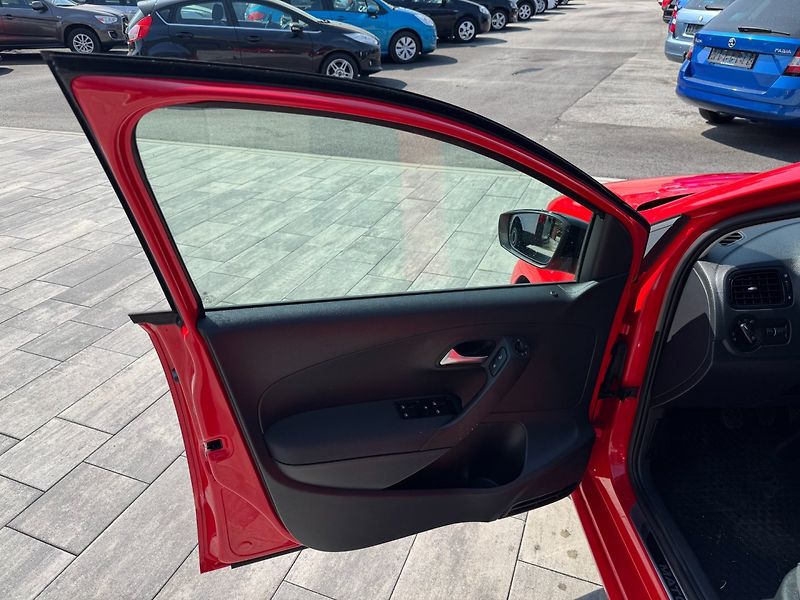 Volkswagen Polo (2012) 1.2 TSI MATCH 66kW - fotka 9 z 42