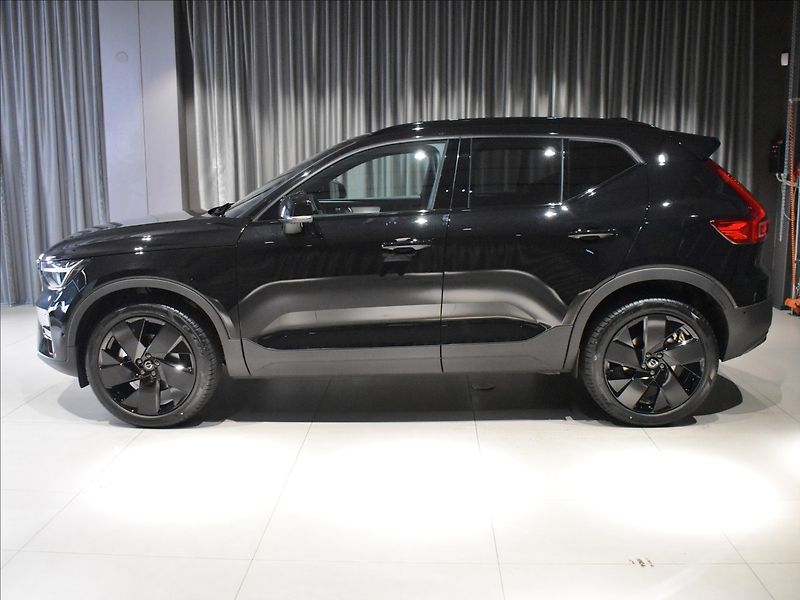 Volvo XC40 (2026) 2,0 B4  Plus Black Edition - fotka 2 z 25
