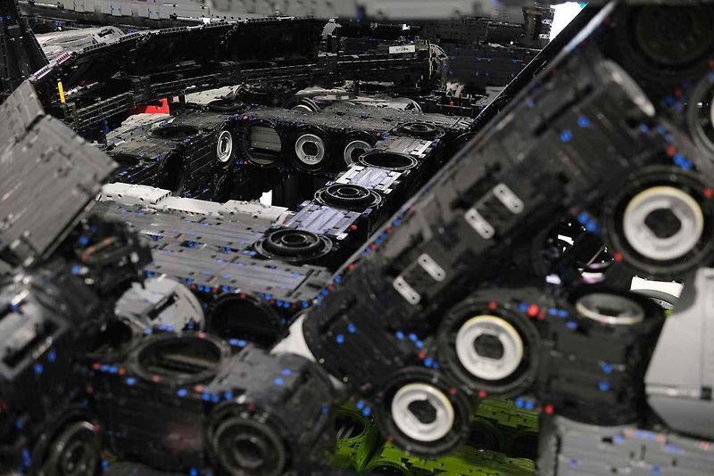 Instalace modelu stavebnice Peugeot Le Mans za účasti designera společnosti Lego.