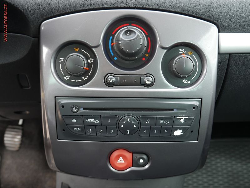 Renault Clio (2011) 1.2i, 1.maj,ČR, AC, park - fotka 13 z 16