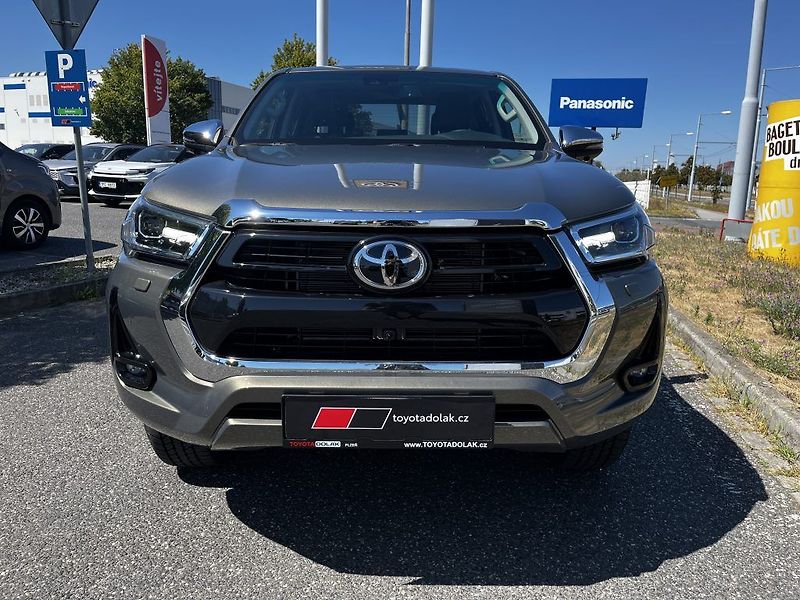 Toyota Hilux 2.8D 4x4 6AT Executive - fotka 11 z 33