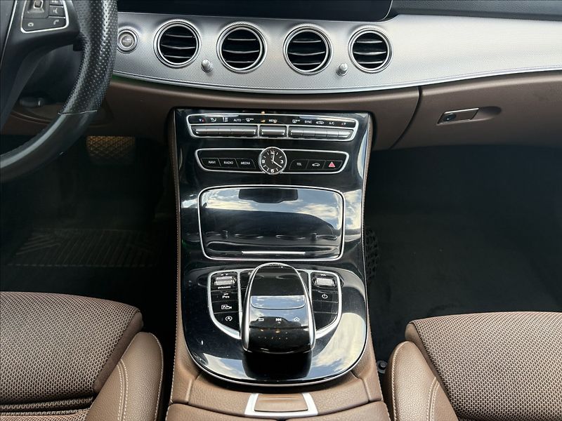 Mercedes-Benz Třídy E 2,0 220 d - fotka 12 z 28