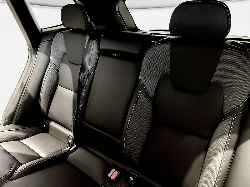 Volvo XC60 (2026) B5 PLUS BLACK + 4SERVIS/ZÁRUKA - fotka 14 z 18