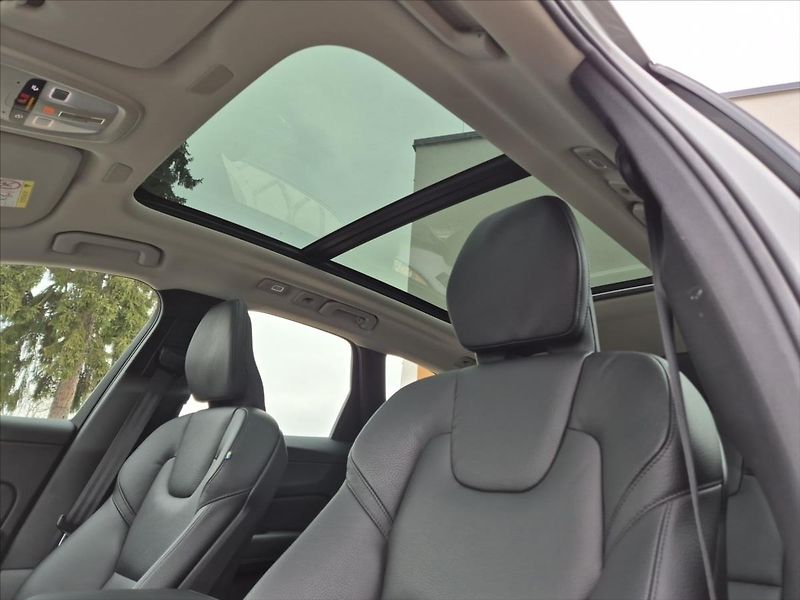 Volvo XC60 2,0 B4 AWD diesel Plus Dark Au - fotka 19 z 19