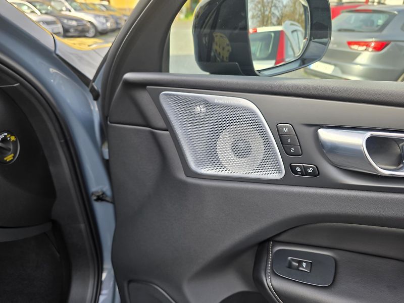 Volvo XC60 2.0 D R-Designe Bowers&Wilkins - fotka 19 z 34