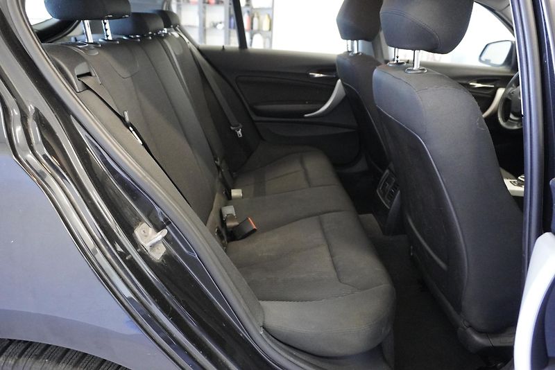 BMW Řada 1 118i 1.5 AUTOMAT - fotka 24 z 27