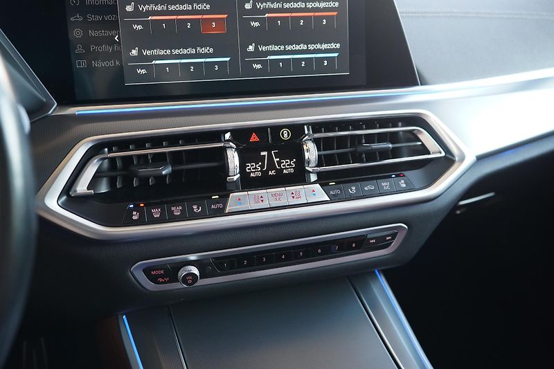 BMW X5 (2022) BMW X5 M50i - fotka 26 z 50