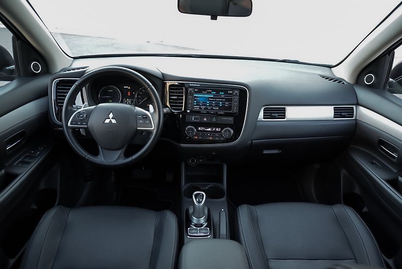 Mitsubishi Outlander 2.0 PHEV 4x4 - fotka 12 z 34