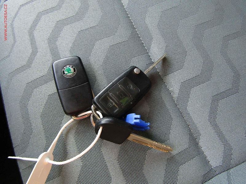 Škoda Fabia (2010) 1.2 i, AC, park.čidla - fotka 15 z 15