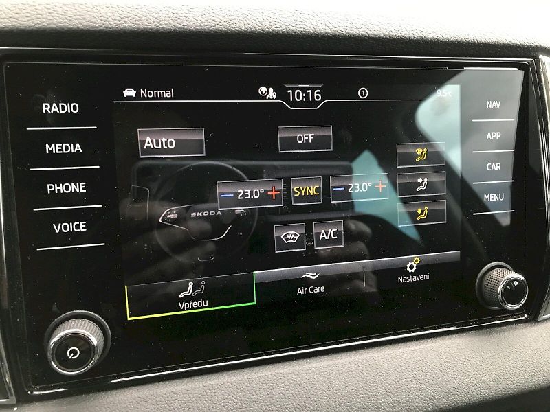 Škoda Karoq (2025) 1.5 TSI / 110 kW / 7DSG / Top - fotka 27 z 29