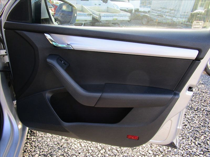 Škoda Octavia Combi 1.6TDi Greenline, Bi-xen - fotka 32 z 56