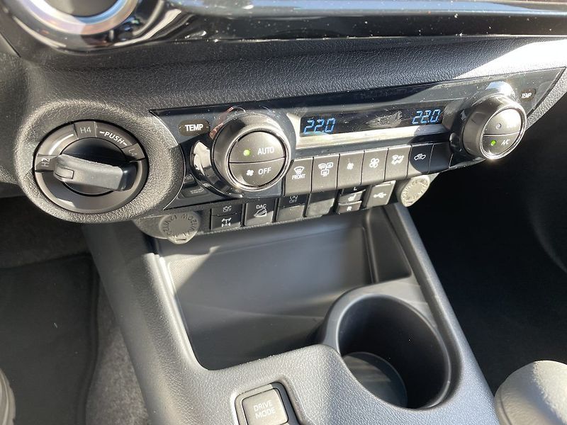 Toyota Hilux 2.8D Executive ODBĚR 3/2027 - fotka 18 z 28
