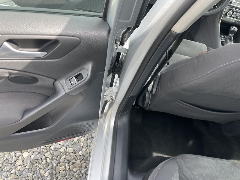Volkswagen Golf 1.6TDi 105PS  6 HIGHLINE TOP!! - fotka 112 z 176