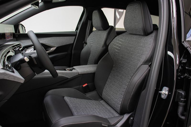 Peugeot 5008 (2026) BUSINESS Hybrid 145 e-DCS6 - fotka 11 z 18