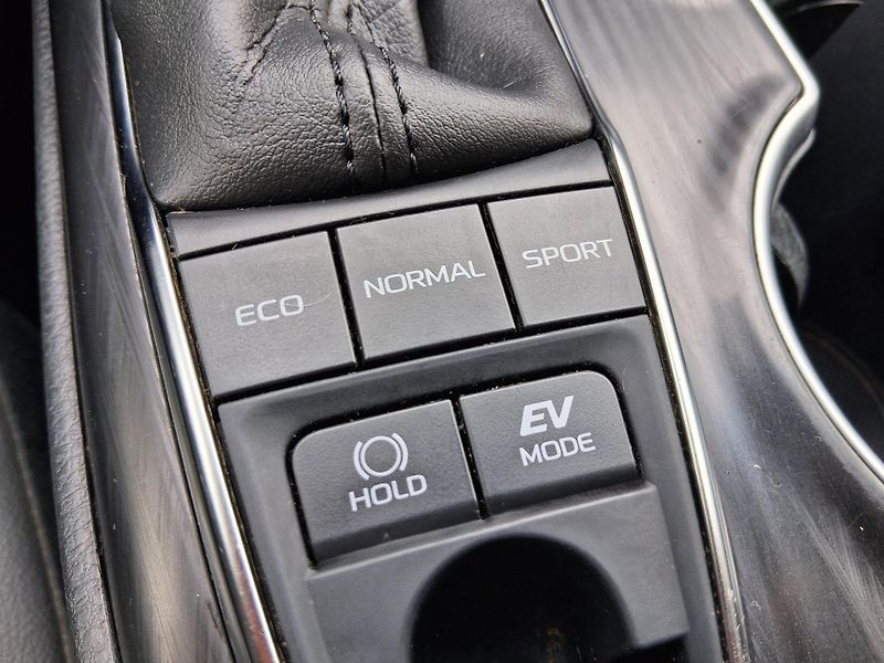 Toyota Camry EXECUTIVE 2.5 Hyb. 160 kW - fotka 22 z 31