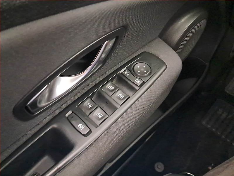 Renault Fluence (2010) 1.6 16V, po STK, servisované - fotka 18 z 22