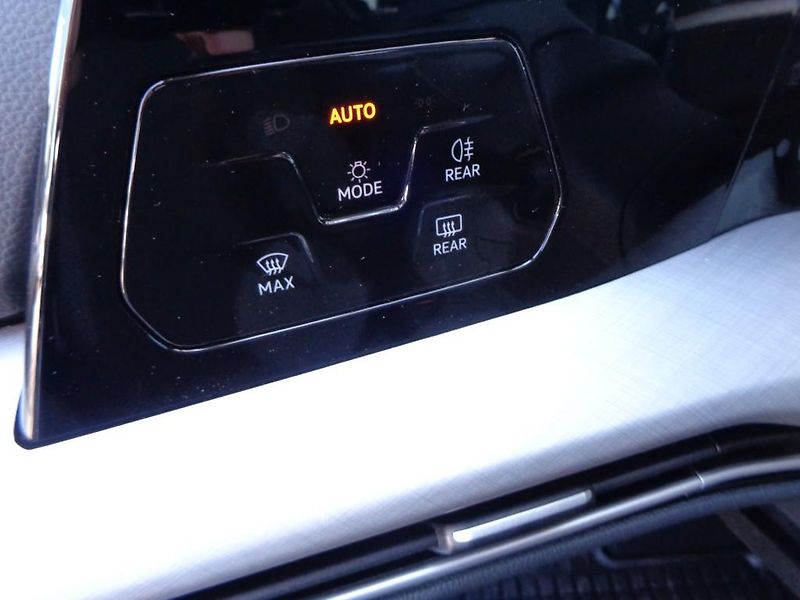 Volkswagen Golf 1,5 TSI  PEOPLE  110 kW - fotka 13 z 30