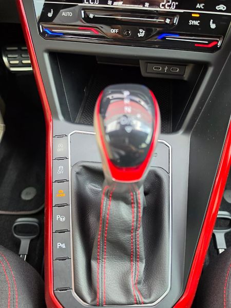 Volkswagen Polo GTI 2.0TSI DSG 152kW DPH 1.Maj - fotka 17 z 22