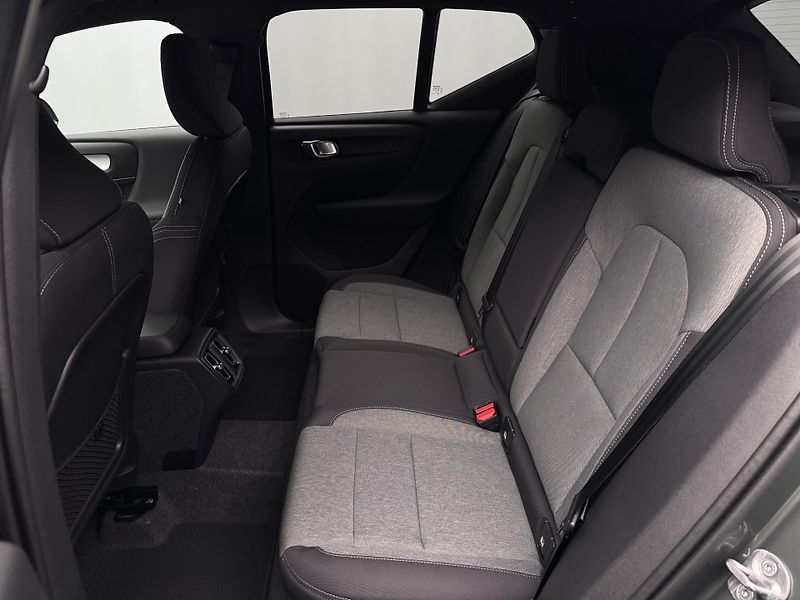 Volvo XC40 (2026) B3 AUT DARK PLUS - fotka 6 z 24