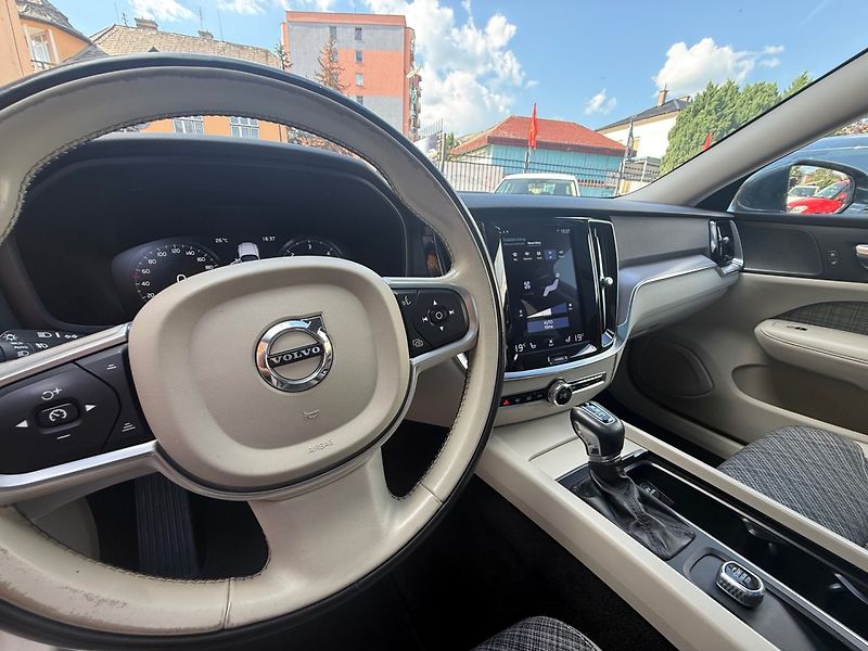 Volvo V60 (2018) D4 Momentum - Automat - 140 kW - fotka 9 z 28
