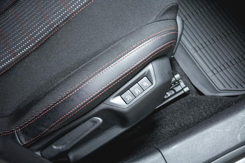 Peugeot 308 (2020) GT NAVI1.5 BlueHDi ČR 1MAJITEL - fotka 26 z 33