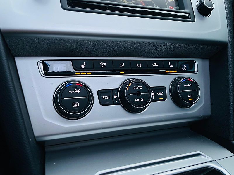 Volkswagen Passat 2.0TDI AUTOMAT VÝHŘEV SERVISKA - fotka 46 z 54