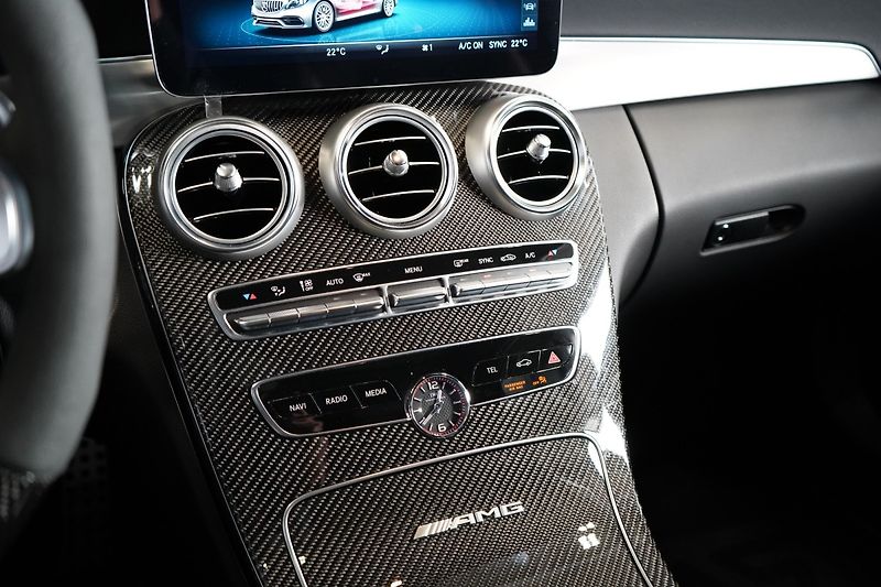 Mercedes-Benz Třídy C (2022) 63s*AMG*CERAMIC*HUD*CARBON*360 - fotka 31 z 44