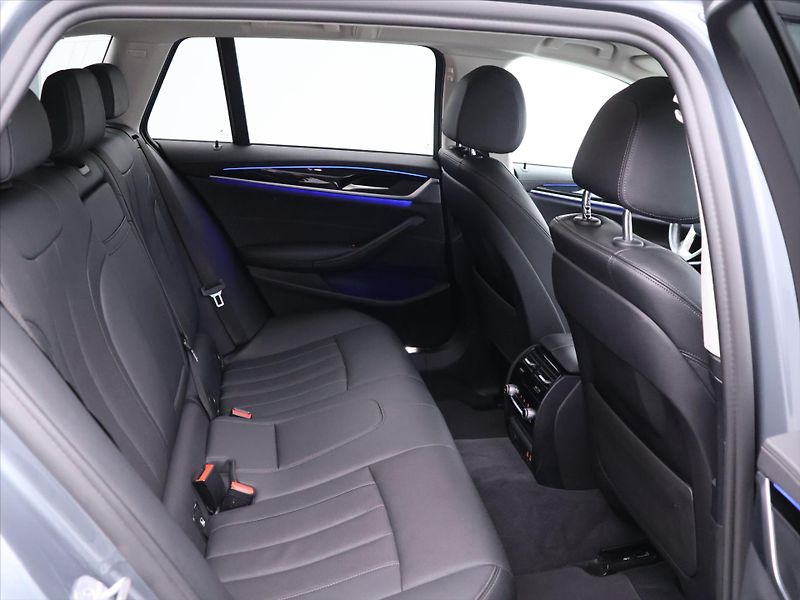 BMW Řada 5 3,0 530d 183kW xDrive Touring - fotka 13 z 35