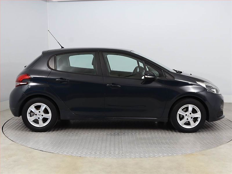 Peugeot 208 (2017) 1.2 PureTech, ČR,1.maj - fotka 6 z 15