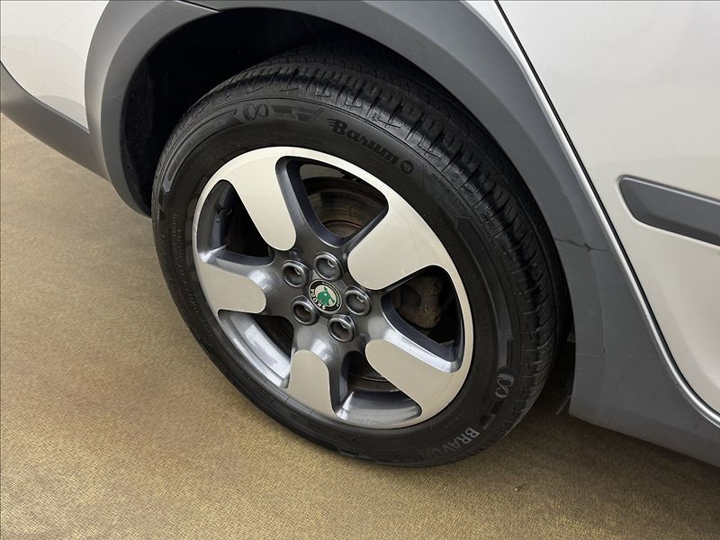 Škoda Octavia 2,0 103kW 4X4 SCOUT 2XKOLA ČR - fotka 31 z 33