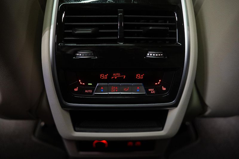 BMW X7 (2023) 40D 250KW M-SPORT MASÁŽE TAŽNÉ - fotka 21 z 49