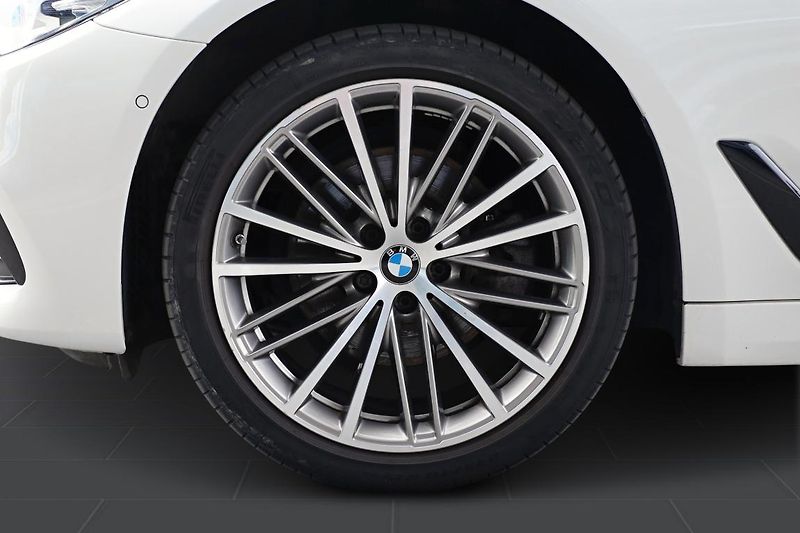 BMW Řada 5 520d xDrive Touring - fotka 7 z 14