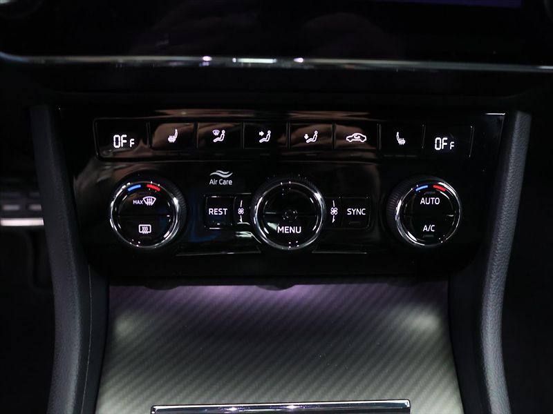 Škoda Superb 2,0 TDI 140kW DSG CZ Sportline - fotka 28 z 38