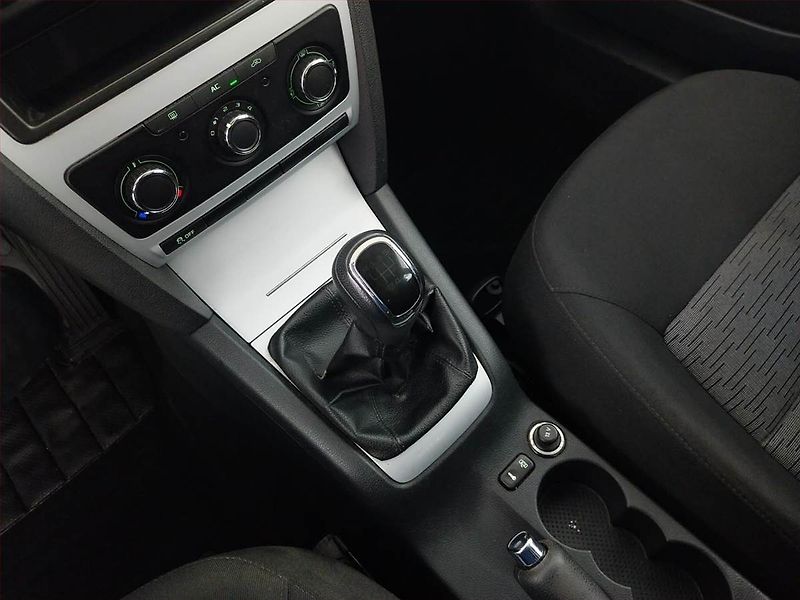 Škoda Octavia (2011) Ambiente 1.6 TDI, Serv.kniha - fotka 13 z 15