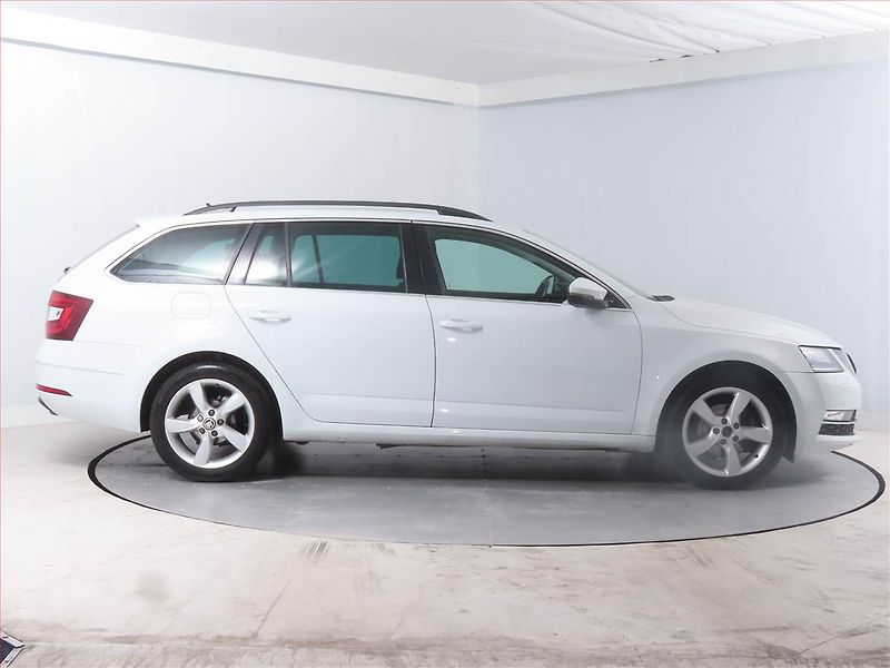 Škoda Octavia (2018) Ambition Plus 1.5 TSI, Navi - fotka 6 z 17