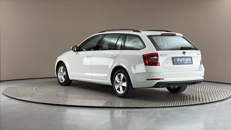 Škoda Octavia 1.6 TDI Ambition Combi - fotka 2 z 23