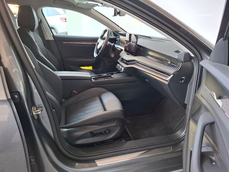 Škoda Superb (2025) COMBI L K TD 142/2.0 A7A - fotka 10 z 31