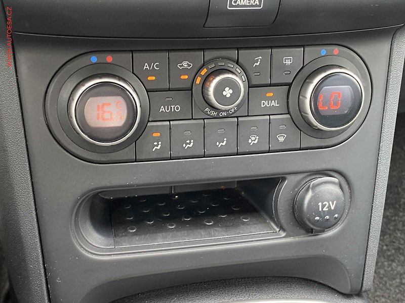 Nissan Qashqai (2012) 2.0, N-Connecta, panor - fotka 14 z 17
