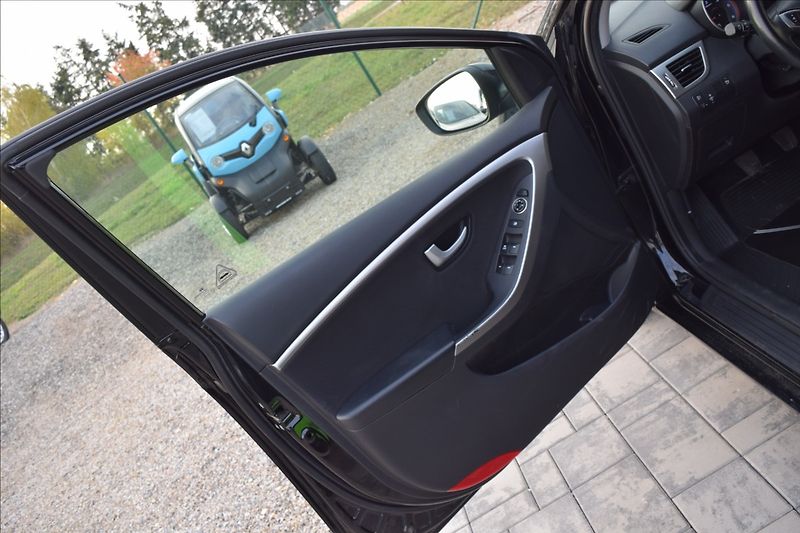 Hyundai i30 1,6 CRDi 81KW BALCK & LIME - fotka 19 z 48