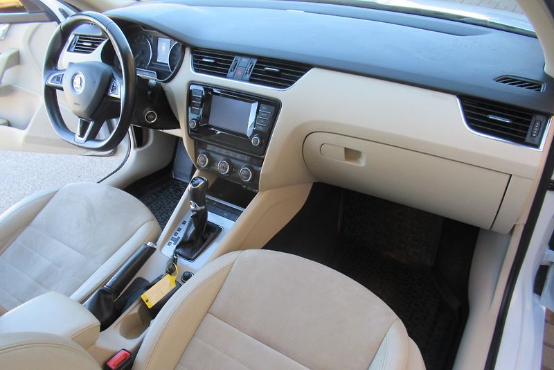 Škoda Octavia 1.6 TDi DSG AUT.KLIMA TAŽNÉ - fotka 10 z 24