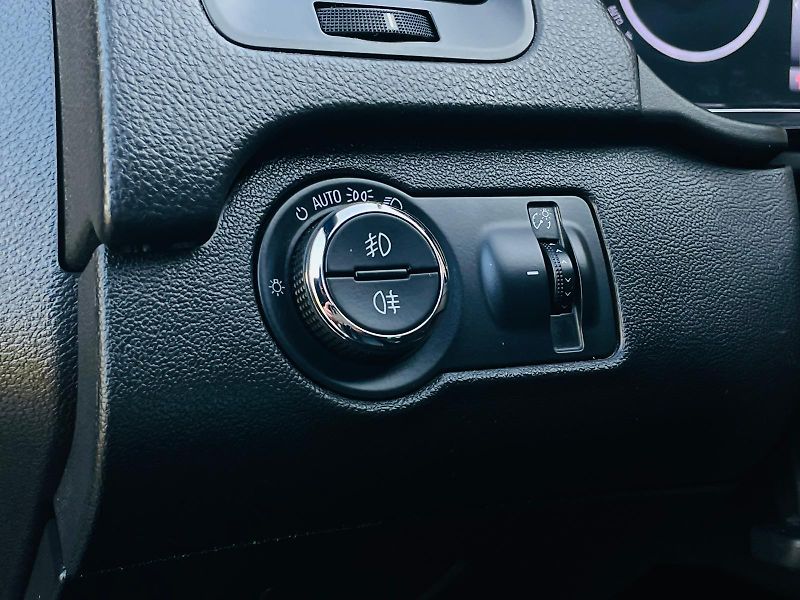 Opel Insignia 2.0CDTi 4x4 MANUÁL KAMERA VÝHŘ - fotka 44 z 49