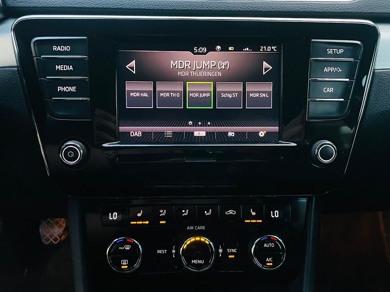 Škoda Superb 1.4TSI 4x4 MANUÁL VÝHŘEV TAŽNÉ - fotka 33 z 45
