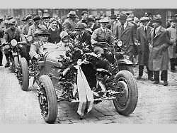 V roce 1928 bylo Československo jednou z předních zemí evropského průmyslu a Praha byla městem evropské avantgardy. Obojí skvěle reprezentovala automobilová závodnice Eliška Junková, v roce 1928 jediná účastnice sicilského závodu Targa Florio