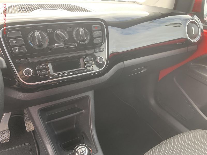 Volkswagen up! (2012) 1.0i, AC, výhřev sed - fotka 14 z 18