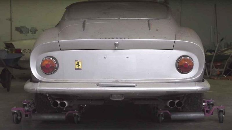 Ferrari 275 GTB/2 a Shelby Cobra 427.