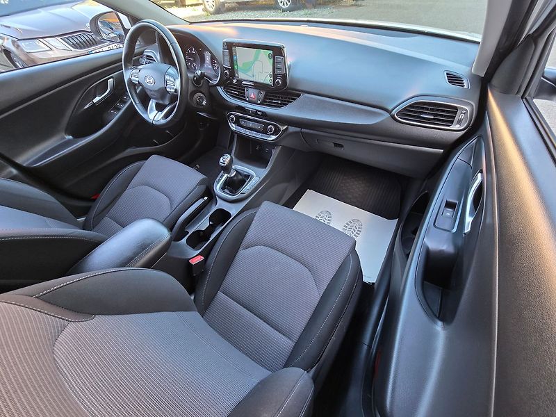 Hyundai i30 1.6CRDi COMFORT LED KAMERA NAV - fotka 10 z 39