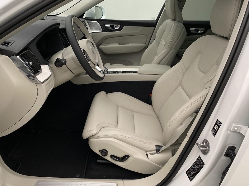 Volvo XC60 B5 AWD BRIGHT ULTRA REZERVACE - fotka 3 z 64