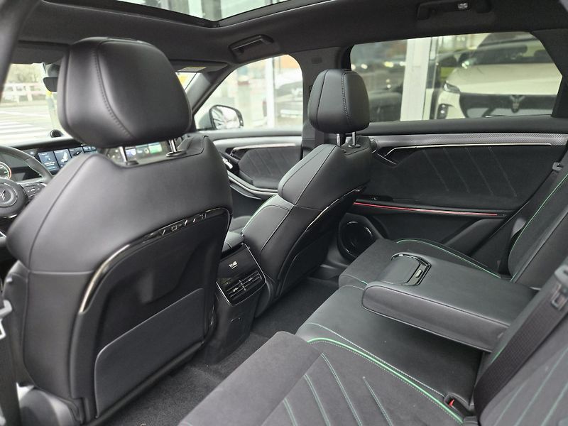 Voyah FREE 318 REV (2025) REV 318 AWD Hybrid - fotka 12 z 18