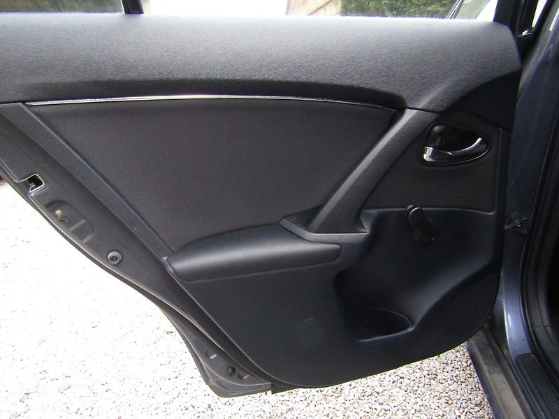 Toyota Avensis (2010) 1.6 16V  97kW  ZIMNÍ PNEU - fotka 21 z 37