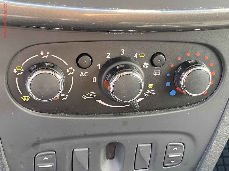 Dacia Logan (2014) 1.5 dCi, 2.maj, AC, el. - fotka 13 z 15